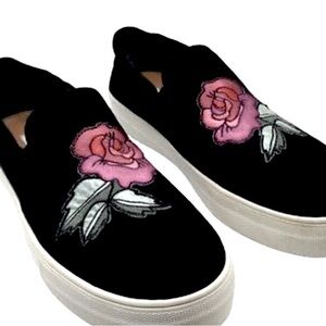 Steve Madden Black Velvet Rose Embroidered Boho Slip On Loafer. EUC Size 8.5 🌹